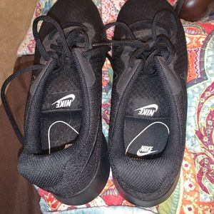 Black nike tennishoes